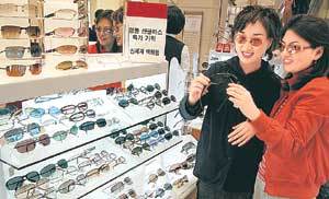 선글라스는 신혼여행의 필수 품목이다. 해변에서 주로 이용할 목적이라면 어두운 색이 좋지만 그렇지 않으면 연한 파스텔톤으로 패션감각을 살려보자.사진제공 신세계백화점