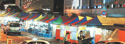 서울의 한 지역에서 성업 중인 기업형 포장마차. 수십개의 탁자를 갖춘 기업형 포장마차들이 서울 거리 곳곳을 점령하고 있다. 이런 대형 포장마차들 때문에 생계형 노점상들의 입지마저 좁아지고 있다. -박주일기자