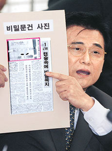 2일 국회 문화관광위의 KBS 국감에서 한나라당 이원창 의원이 93년의 남한조선노동당사건 관련 기사를 소개하며 정연주 KBS 사장의 과거 행적을 추궁하고 있다. -김경제기자