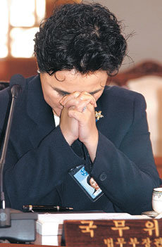 재독학자 송두율씨에 대한 검찰의 조사가 어떻게 될지 주목되는 가운데 강금실 법무부 장관이 2일 청와대에서 열린 국무회의에서 두 손을 모은 채 눈은 감는 모습을 보여 눈길을 끌었다. -박경모기자