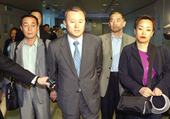 3일 오전 인천국제공항을 통해 귀국한 강대영 이라크 현지조사단장(국방부 정책기획차장·왼쪽에서 두번째)이 기자들의 질문에 답하고 있다. -인천=안철민기자