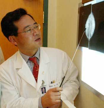노동영 교수가 유방암 환자의 방사선 사진을 보여주며 환자의 증세에 대해 설명하고 있다. 원대연기자 yeon72@donga.com