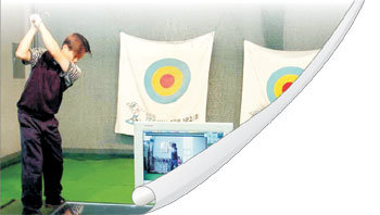 한 주말골퍼가 맞춤 클럽을 만들기 위해 컴퓨터를 활용한 스윙 분석을 하고 있다. 동아일보 자료사진