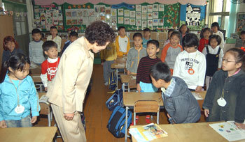 전북 부안군 부안초등학교 학생들이 6일 40여일 만에 등교해 선생님과 반갑게 인사를 나누고 있다. -부안=연합