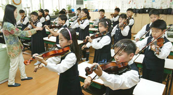 서울 경기초등학교 3학년생들이 음악 특별활동 시간에 바이올린을 켜고 있다. 사립 초등학교는 대부분 예체능 분야에서 1인 1특기 교육을 실시하고 있다. -전영한기자