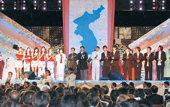 6일 평양에서 열린 ‘유경 정주영체육관’ 개관 축하공연에서 남한의 인기가수들이 남북한 관람객들 앞에서 공연을 하고 있다. 평양=사진공동취재단