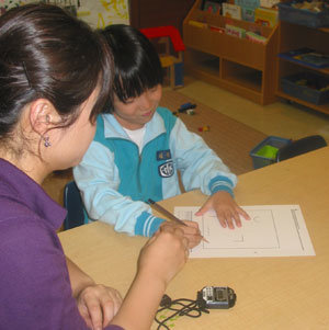 한 어린이가 창의성 교육기관에서 전문가로부터 창의성 검사를 받고 있다.김진경기자 kjk9@donga.com