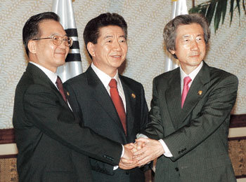 노무현 대통령(가운데)과 원자바오 중국 총리(왼쪽), 고이즈미 준이치로 일본 총리가 7일 인도네시아 발리의 그랜드하야트호텔에서 한중일 정상회담을 갖기에 앞서 기념촬영을 하고 있다. -박경모기자