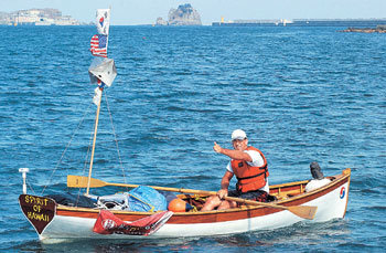 나무로 만든 배를 타고 노를 저어 한국 연안해역을 항해하는 미국인 조너선 코울스가 7일 부산 바닷가에 위치한 해양대에 도착하고 있다. -부산=최재호기자