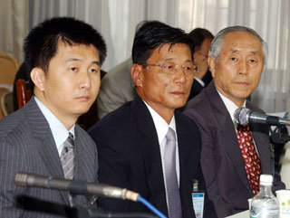 7일 서울 정부중앙청사 4층 통일부 대회의실에서 열린 국정감사장에 출석한 탈북자들. 왼쪽부터 강철환(북한 민주화를 위한 정치범수용소 해체운동본부 대표), 김병도(전 북한협동농장 관리인), 김상현씨(피랍탈북인권연대 고문). -연합