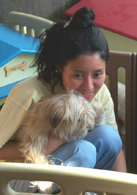 경기 부천시에 있는 동물사랑실천협회 사무실에서 박소연씨가 버려진 강아지를 안은 채 웃고 있다. -부천=황금천기자