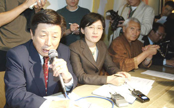 유인태 대통령정무수석비서관(왼쪽)과 박주현 대통령국민참여수석비서관(왼쪽에서 두번째)이 8일 서울 종로구 안국동 느티나무카페에서 시민단체 대표들과 만나 이라크 파병에 대해 의견을 나누고 있다. -박주일기자