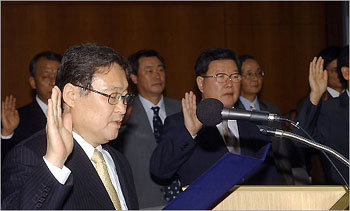 2일 오전 KBS에 대한 국회 문광위 국감에서 정연주사장이 증인선서를 하고 있다.[연합]