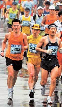 올 3월 열린 동아국제마라톤대회에 참가한 일반 선수들이 서울 도심을 달리고 있다. 달리기는 정신적 육체적 재충전을 할 수 있는 좋은 기회다. 동아일보 자료사진