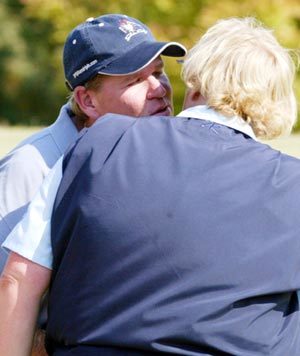 ‘수고했소.’ 코오롱배 제46회 한국오픈 첫 라운드에서 같은 조로 장타 성대결을 치른 존 댈리(왼쪽)와 로라 데이비스가 최종 홀 경기를 마친 직후 가볍게 포옹하고 있다. 천안=뉴시스
