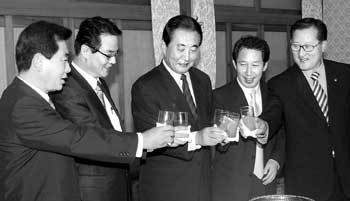 고건 국무총리(가운데)의 초청으로 1일 총리공관에 모인 4당 총무들. 대화아카데미의 ‘삶의 정치 콜로키움’에 참여했던 9명의 필자들은 한국사회에서 진정한 민주주의를 실현하기 위한 ‘소통의 양식’을 모색했다. 동아일보 자료사진