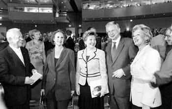 7일 열린 프랑크푸르트 도서전 공식 개막식에 참석한 주요 인사들. 왼쪽부터 폴커 노이만 조직위원장, 크리스티나 바이스 독일 문화부장관, 갈리나 카렐로바 러시아 총리서리, 롤란드 코흐 헤센주 총리, 페트라 로트 프랑크푸르트 시장.프랑크푸르트도서전 인터넷사이트