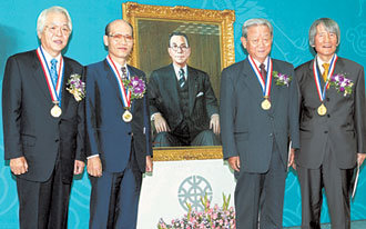 10일 서울 종로구 세종로 동아미디어센터 21층 강당에서 열린 제17회 인촌상 시상식에서 수상자들이 인촌 김성수 선생의 초상화 앞에 나란히 섰다. 왼쪽부터 소설가 이청준씨(문학 부문), 박종현 성균관대 명예교수(학술 부문), 정범모 한림대 석좌교수(교육 부문), 박맹호 민음사 대표(언론출판 부문). -강병기기자