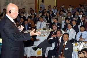 ‘성공하는 사람들의 7가지 습관’의 저자인 스티븐 코비가 10일 서울 서대문구 홍은동 그랜드힐튼호텔에서 각계 최고경영자 등 400여명을 모아놓고 ‘상생(win-win)의 리더십’을 주제로 특강을 하고 있다. 박영대기자