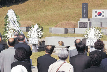 10일 효창원 묘역에서 열린 이봉창 의사 제71주기 추모식에서 참석자들이 분향하고 있다. -원대연기자
