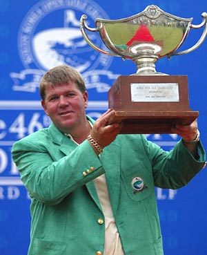 골프대회 챔피언의 상징인 ‘그린재킷’을 입은 존 댈리가 우승 트로피를 들어보이며 미소짓고 있다. 사진제공 FnC코오롱