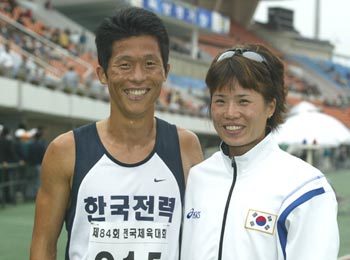 김남진-이윤경 육상부부 나란히 금메달‘달리는 금메달 부부.’ 전남 대표로 나선 김남진(왼쪽)과 울산 대표 이윤경 부부가 12일 전주종합경기장에서 열린 전국체전 육상에서 나란히 금메달을 따냈다. 김남진은 남자 일반부 1500m 에서 3분58초51로 우승했고, 이윤경은 여자 일반부 400m허들에서 59초72로 1위에 올랐다. 사진제공=대한육상경기연맹