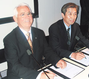 한국을 2005년 프랑크푸르트도서전 주빈국으로 초청한다는 내용의 협정서를 주고받는 폴커 노이만 프랑크푸르트도서전 조직위원장(왼쪽)과 이정일 대한출판문화협회장. -프랑크푸르트=정은령기자