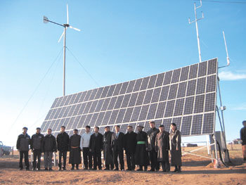 몽골 고비사막의 나란에 설치된 태양광·풍력 발전시스템. 유목민들에게 전기를 안정적으로 공급하려는 목적으로 만들어져 11일 준공식을 가졌다. -임소형기자