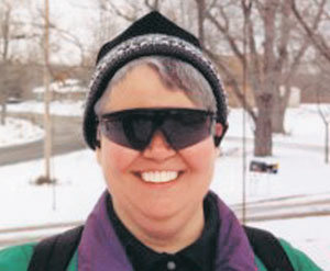 시각장애 여성이 vOICe 제품을 착용한 모습. 선글라스 앞쪽에 카메라가 달려있다. -사진제공 vOICe