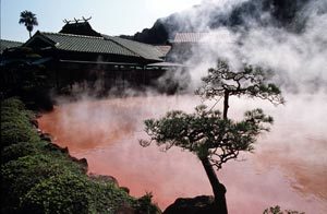 벳푸 지옥탕 가운데 빨간 빛깔의 물이 끓어오르는 지고쿠 메라이(피의 지옥). 조성하기자