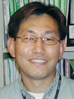 15일 평양 인민문화궁전에서 열린 제12차 남북장관급회담 1차 전체회의에서 정세현 남측 수석대표(왼쪽)와 김영성 북측 단장이 악수하고 있다. -평양=사진공동취재단