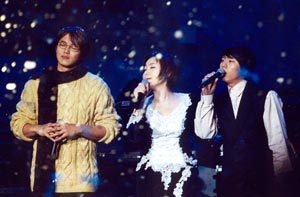 25,26일 열리는 ‘시월에 눈 내리는 마을’ 공연에 참여하는 가수 성시경 이소라 박효신(왼쪽부터). 사진제공 좋은콘서트