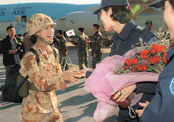 6개월간의 이라크 파병 임무를 마치고 16일 서울공항에 도착한 제마부대의 한 간호장교(왼쪽)가 한국에 있던 동료들과 반갑게 재회하고 있다. -연합
