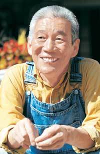 소설가 이윤기씨는 “30∼40대에는 경험의 재해석이 문학인 줄 알았는데, 그게 아니더라”며 “상상력이 다른 상상력을 점화하고 때론 전혀 엉뚱한 이야기를 하는 것, 그것이 문학이란 생각이 든다”고 말했다. 김미옥기자 salt@donga.com