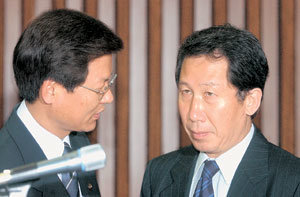 17일 열린 통합신당 의원총회에서 김근태 원내대표(오른쪽)와 천정배 의원이 숙의하고 있다. 이날 의총에선 청와대 실세 참모들에 대한 경질론이 제기됐다. -연합