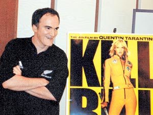 복수를 소재로 한 자신의 영화 ‘킬 빌’의 대형 포스터 옆에 선 쿠엔틴 타란티노 감독. 사진제공 영화방