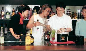 디아지오코리아가 운영하는 조니워커스쿨 수강생들이 직접 칵테일을 만들어보고 있다. 사진제공=디아지오 코리아