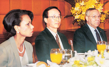 콘돌리자 라이스 미국 백악관 안보보좌관(왼쪽), 한승주 주미대사(가운데), 콜린 파월 미 국무장관이 20일 태국 방콕 하얏트호텔에서 열린 한미정상회담에 배석해 있다. -방콕=박경모기자