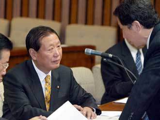 통합신당 김원기 주비위원장(왼쪽)이 21일 오전 국회에서 열린 의원총회에서 김근태 원내대표의 말을 심각한 표정으로 듣고 있다. 김경제기자 kjk5873@donga.com