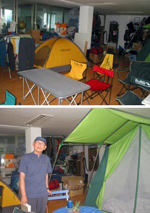 집안에서도 텐트를 치고 사는 박상설씨. 위는 박씨의 집 ‘캠프나비.’ 이원홍기자