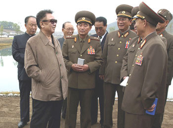 북한 인민군 제534군 부대의 농장을 시찰하는 김정일 국방위원장(잠바 차림). 북한의 조선중앙통신은 21일 이 사진을 공개했으나 촬영일은 밝히지 않았다. -연합
