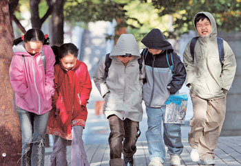 22일 오후 들어 기온이 뚝 떨어지면서 강한 바람까지 불자 추운 날씨를 예상해 두꺼운 옷을 입고 등교한 서울 미동초등학교 어린이들이 주머니에 손을 넣은 채 종종걸음으로 하교하고 있다. -최혁중기자
