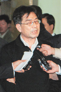 재독 학자 송두율씨가 22일 서울지방법원에서 열린 구속영장실질심사에 앞서 기자들의 질문에 대답하고 있다. -박주일기자