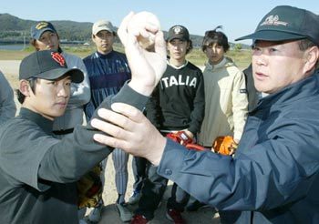 감사용씨(오른쪽)가 23일 한강 광나루지구 야구연습장에서 자신을 소재로 한 영화 ‘슈퍼스타 감사용’ 출연진들에게 야구 지도를 하고 있다. 전영한기자