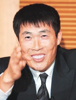 차범근 감독이 24일 “신바람 축구를 하겠다”며 환하게 웃고 있다. 인천공항=연합