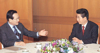 노무현 대통령(오른쪽)과 최병렬 한나라당 대표가 26일 오후 청와대에서 영수회담을 갖고 있다. -청와대 사진기자단
