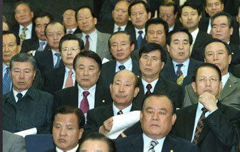 26일 오후 열린 한나라당 의원총회에서 의원들이 최병렬 대표로부터 노무현 대통령과의 영수회담 결과에 대해 듣고 있다. -서영수기자