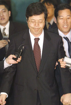 지난 대선때 한나라당의 재정 실무 책임자였던 이재현 전 재정국장이 27일 서울 서초구 서초동 대검찰청에 출두하면서 기자들의 질문 공세에 입을 굳게 다물고 있다. -박영대기자