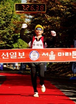 결승선을 1위로 통과하고 있는 권영규씨. 사진제공 서울마라톤클럽