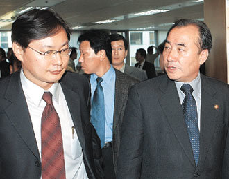 열린우리당 이상수 총무위원장(오른쪽)과 이화영 창당기획팀장이 28일 서울 여의도 당사에서 기자간담회를 마치고 나란히 걸어나오고 있다. -김경제기자